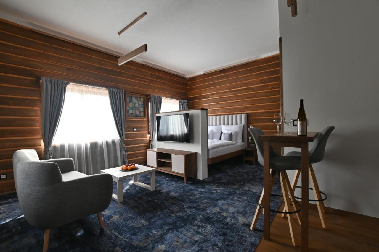 Apartmany Spessart โคมูตอฟ ภายนอก รูปภาพ