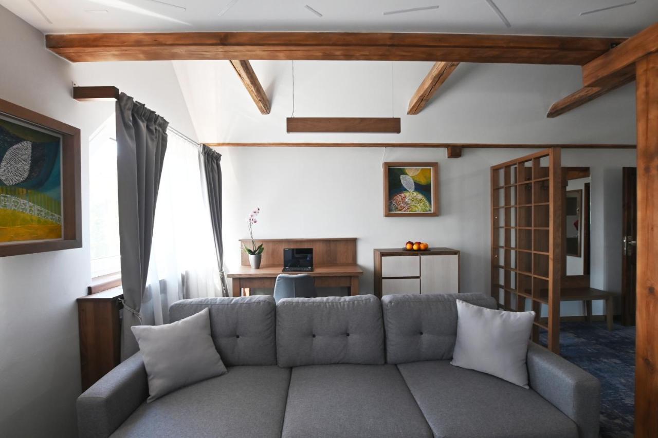 Apartmany Spessart โคมูตอฟ ภายนอก รูปภาพ